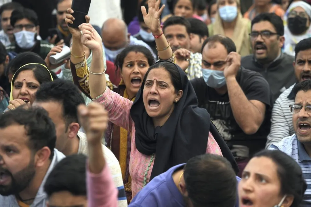  Terrorists barge inside govt office in J&K and assassinate Kashmiri Pandit