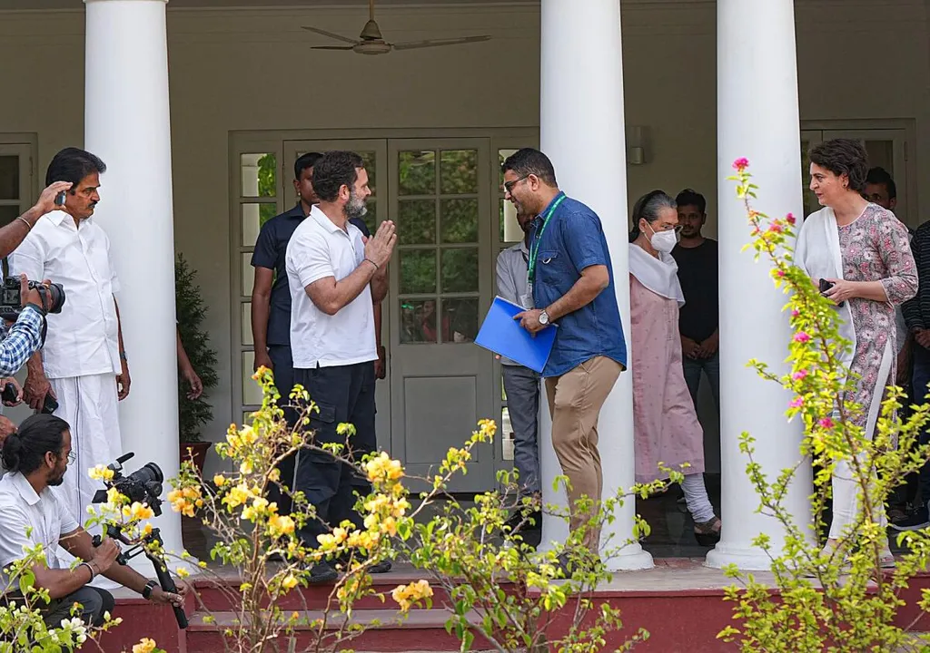  Rahul Gandhi vacates his house after 19 years due to suspension from Parliament