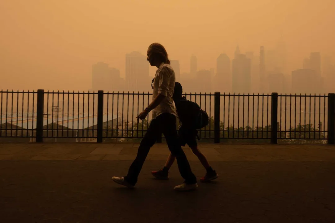  Red Sky dominates New York as smoke from Canadian wildfire rolls in