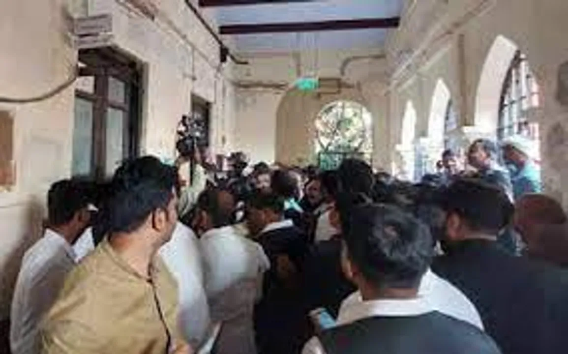  A close aid of Mukhtar Ansari shot dead outside the court