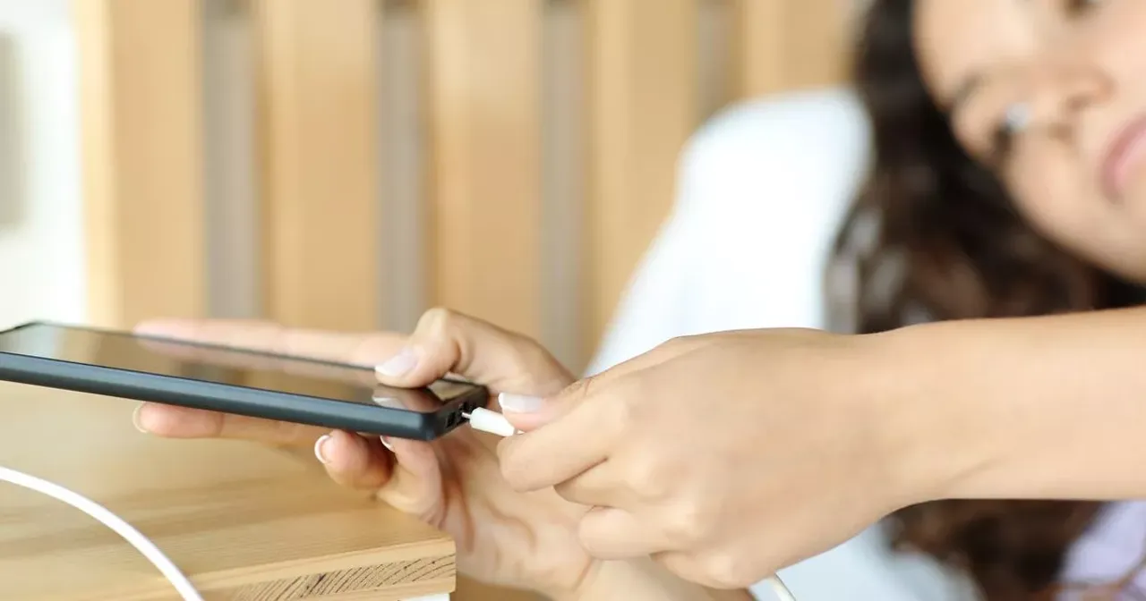  Apple warns its users against sleeping next to a charging Iphone