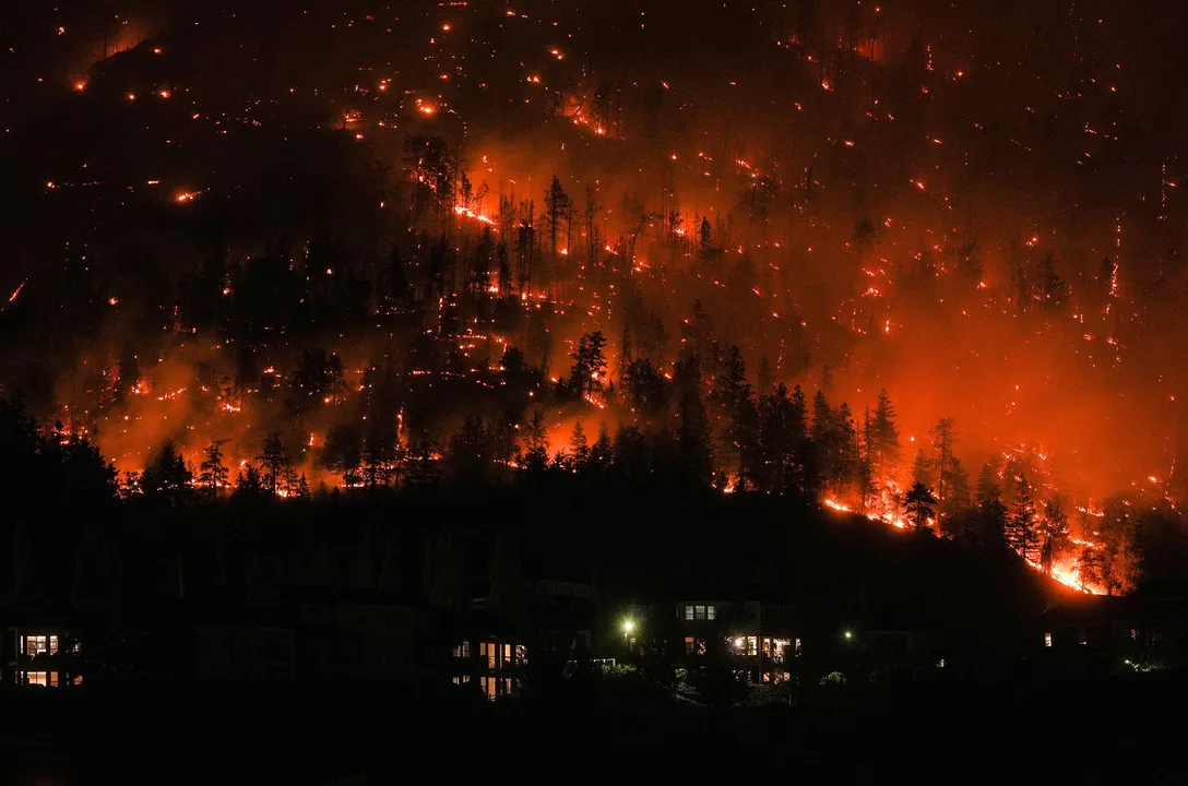 Massive wildfires in British Colombia, more than 35,000 people evacuated