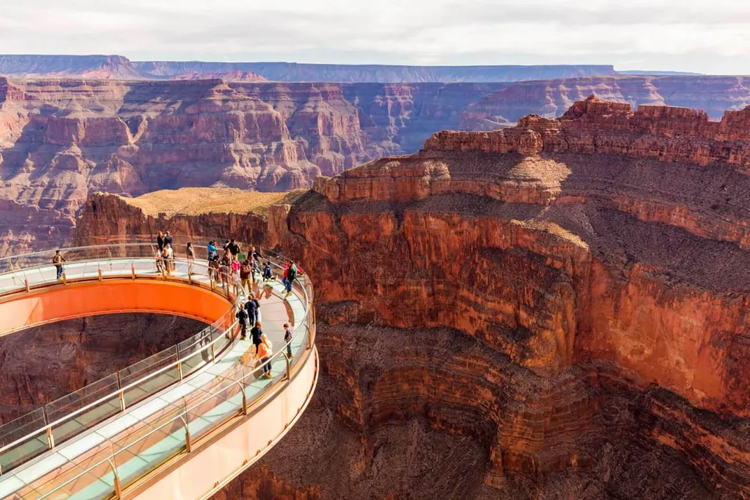  14-year-old boy survives 100-foot fall in Grand Canyon