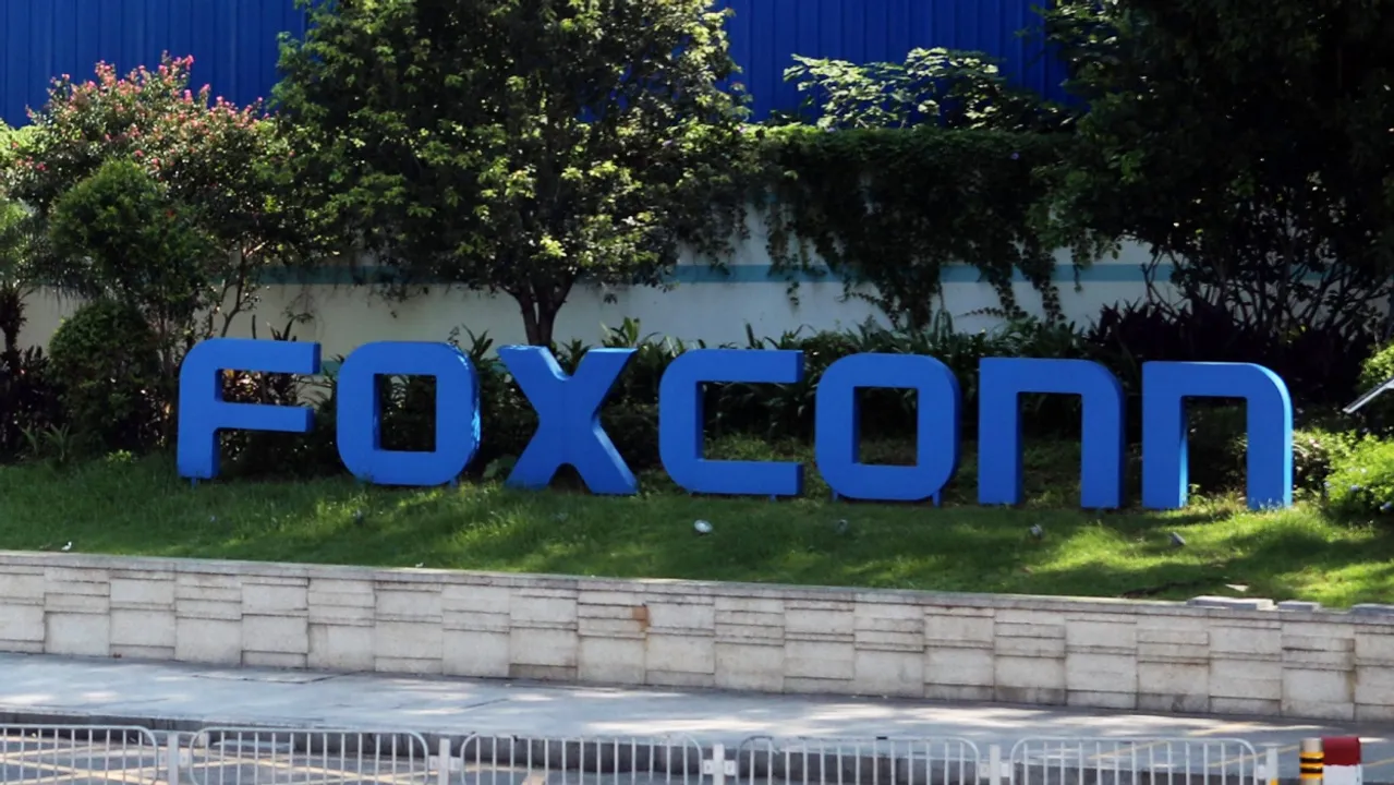  Foxconn pledges on doubling its staff in India