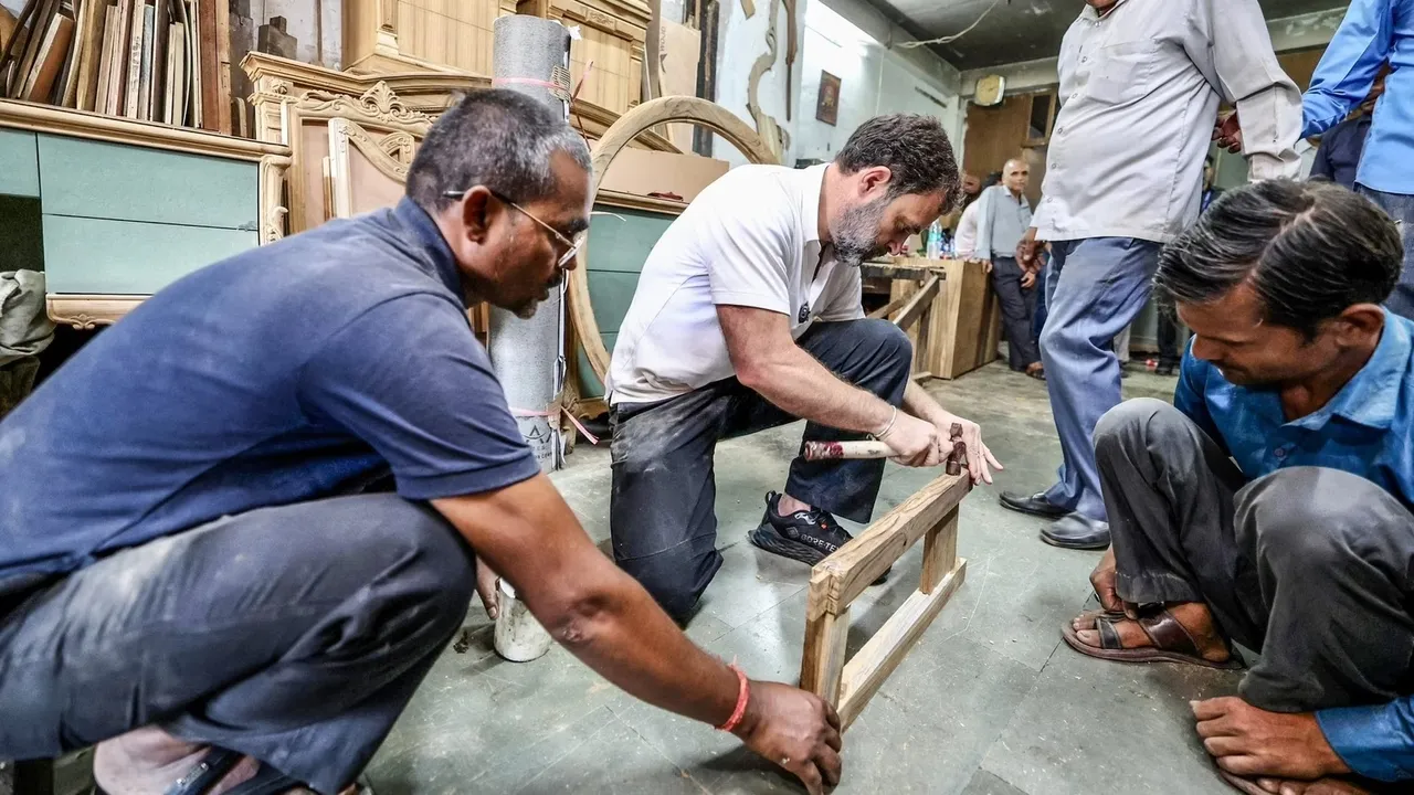  RaGa's another reach-out exercise, this time at Delhi's Kirti Nagar furniture market