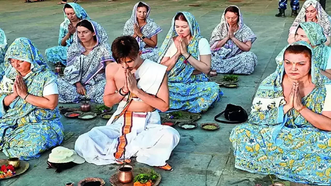  Amid 'pitru paksha', twelve Germans offer "pinddaan" in Gaya, Bihar