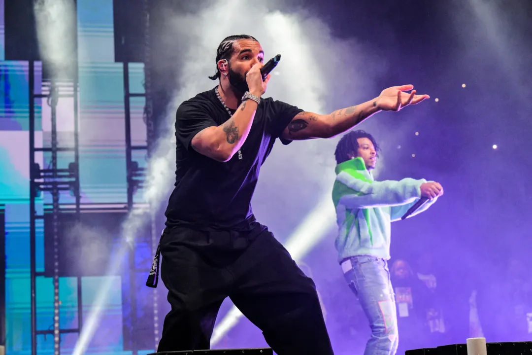  Drake gives $50,000 to a heartbroken fan whose girl left him before the concert