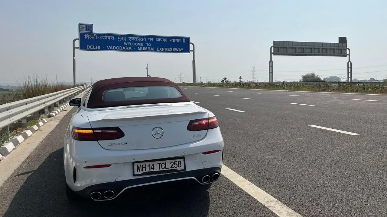  Supercars racing down the Delhi-Mumbai expressway at speeds of up to 260kmph