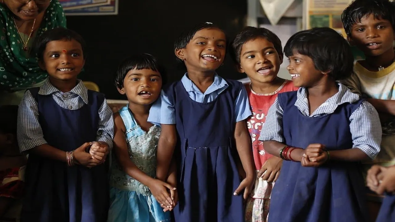  Karnataka HC says that govt forcing poor to send kids to private schools
