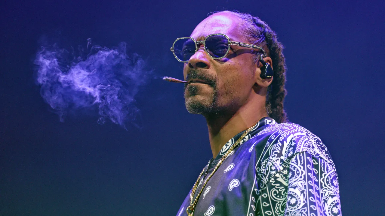  Snoop Dogg surprises fans with decision to quit smoking, sparks social media frenzy with cryptic post