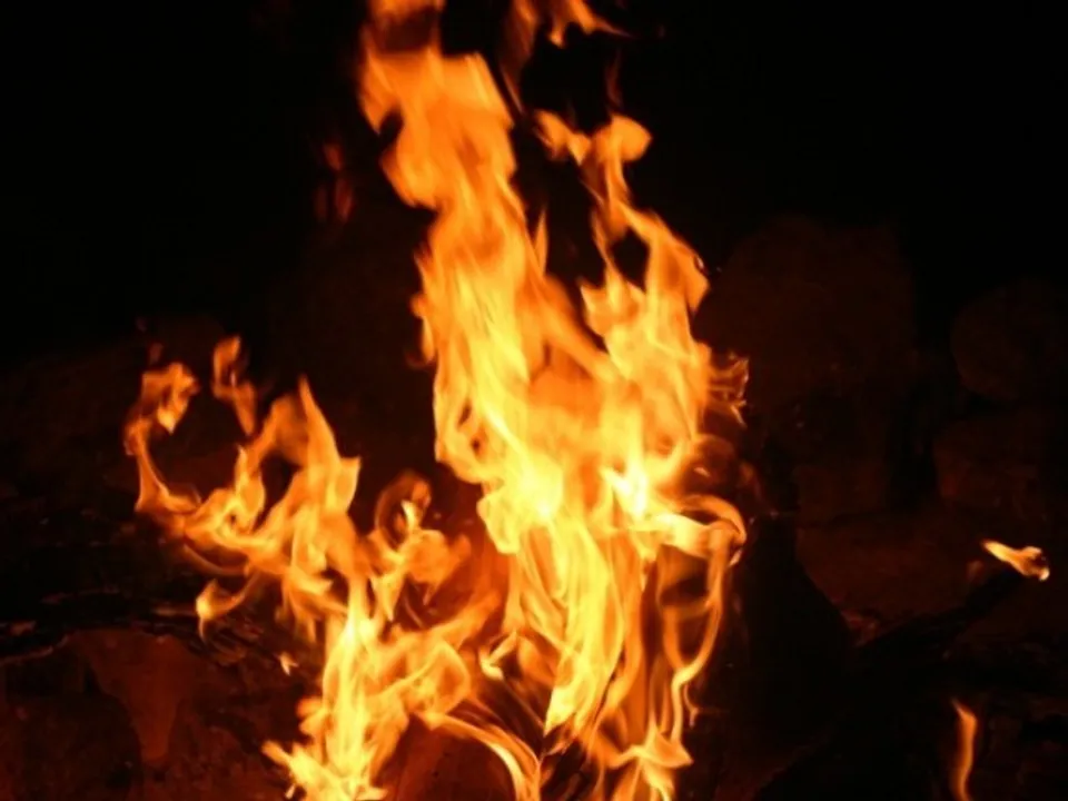  SHOCKING! Woman tries to burn father-in-law after dispute, watch the video