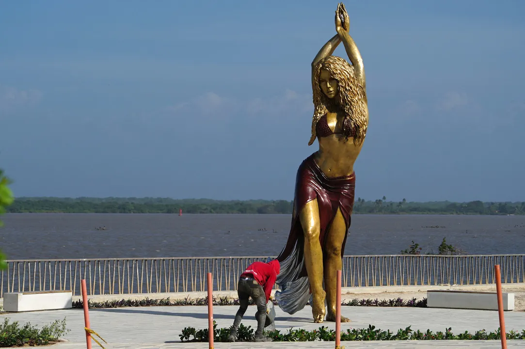  Shakira receives tribute with a towering 21.3-feet statue in her Colombian hometown