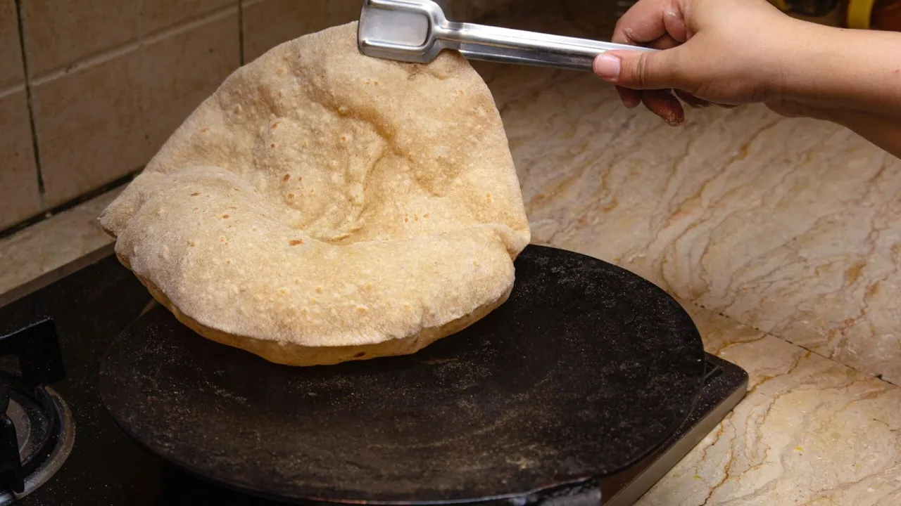  Guests at wedding reception turn into chefs, delighting netizens with their roti-making skills