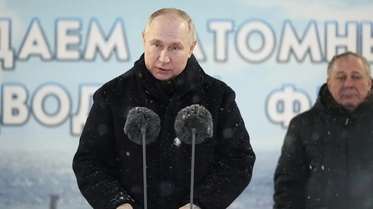  Putin attends flag-raising ceremony for two nuclear submarines 