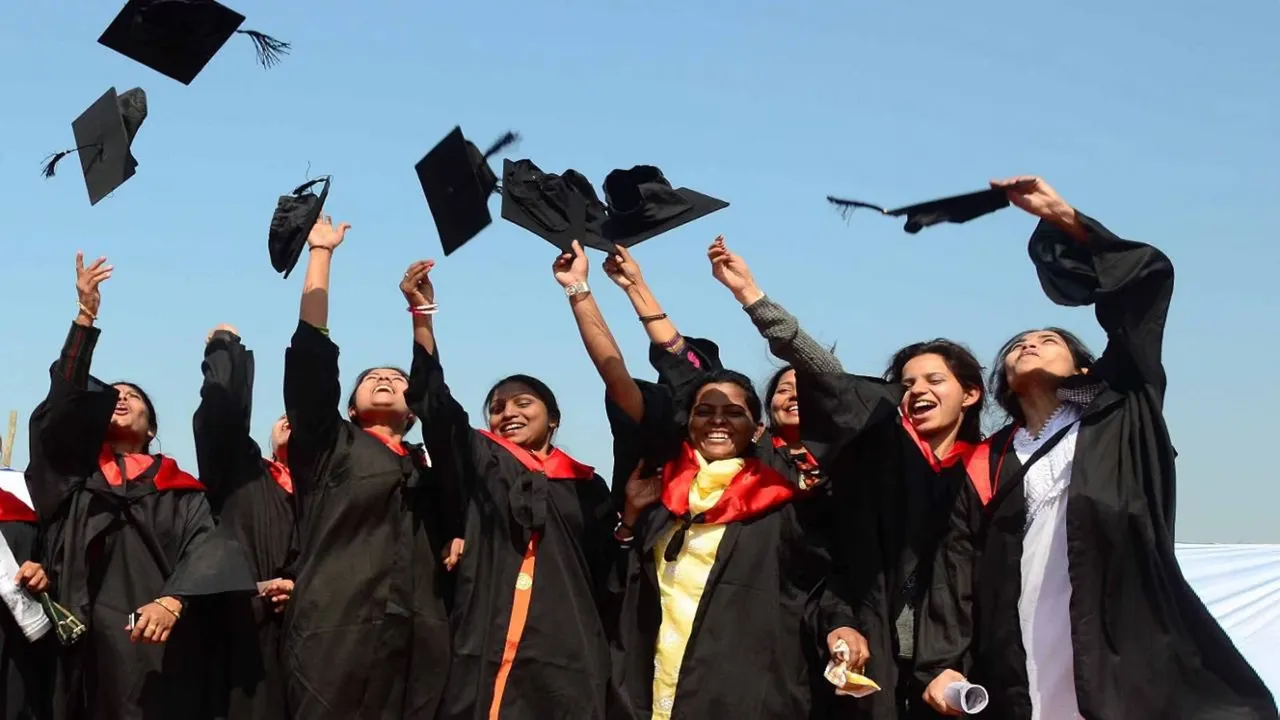  Universities Encouraged to Exclusively Adopt Handloom Attire for Convocations