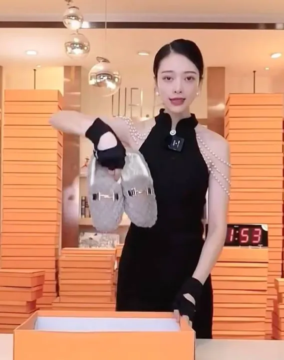  Chinese Influencer Earns ₹120 Crore Weekly with 3-Second Product Reviews