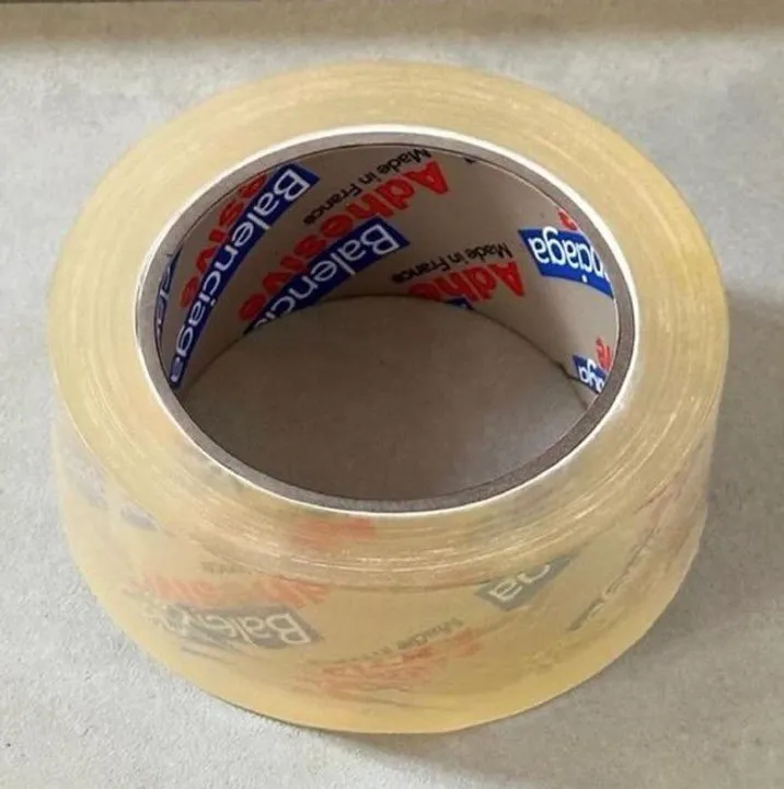  This Balenciaga bracelet appears to be a roll of tape, internet's jaw drops to the floor
