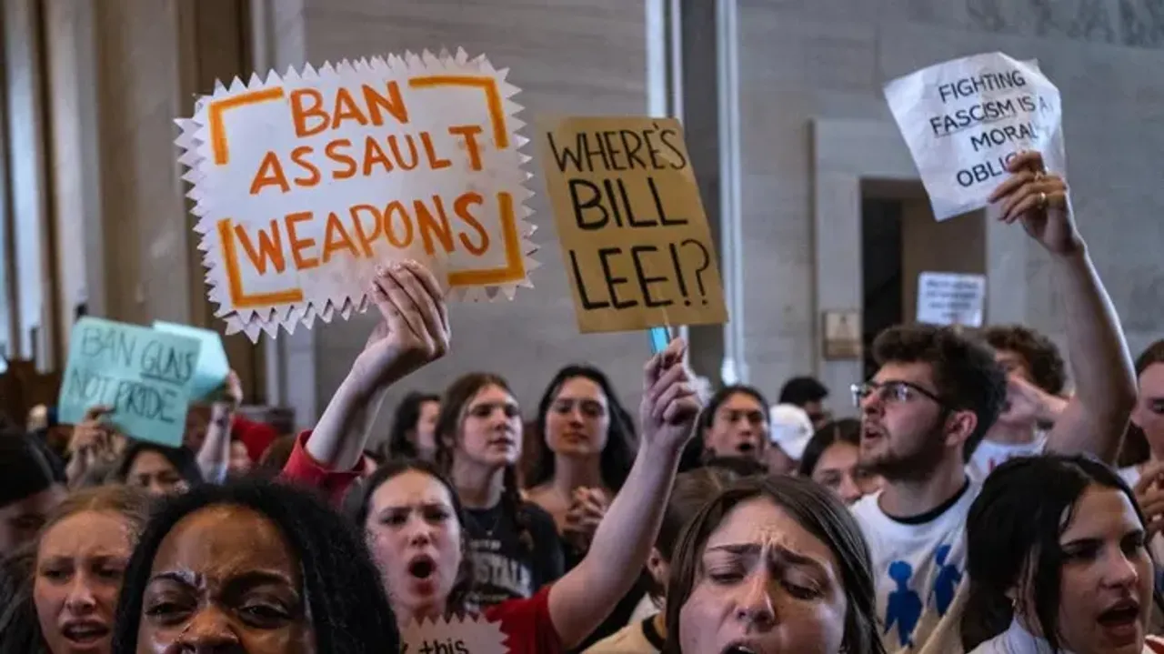  Tennessee passes law that allows teachers to carry concealed handguns 