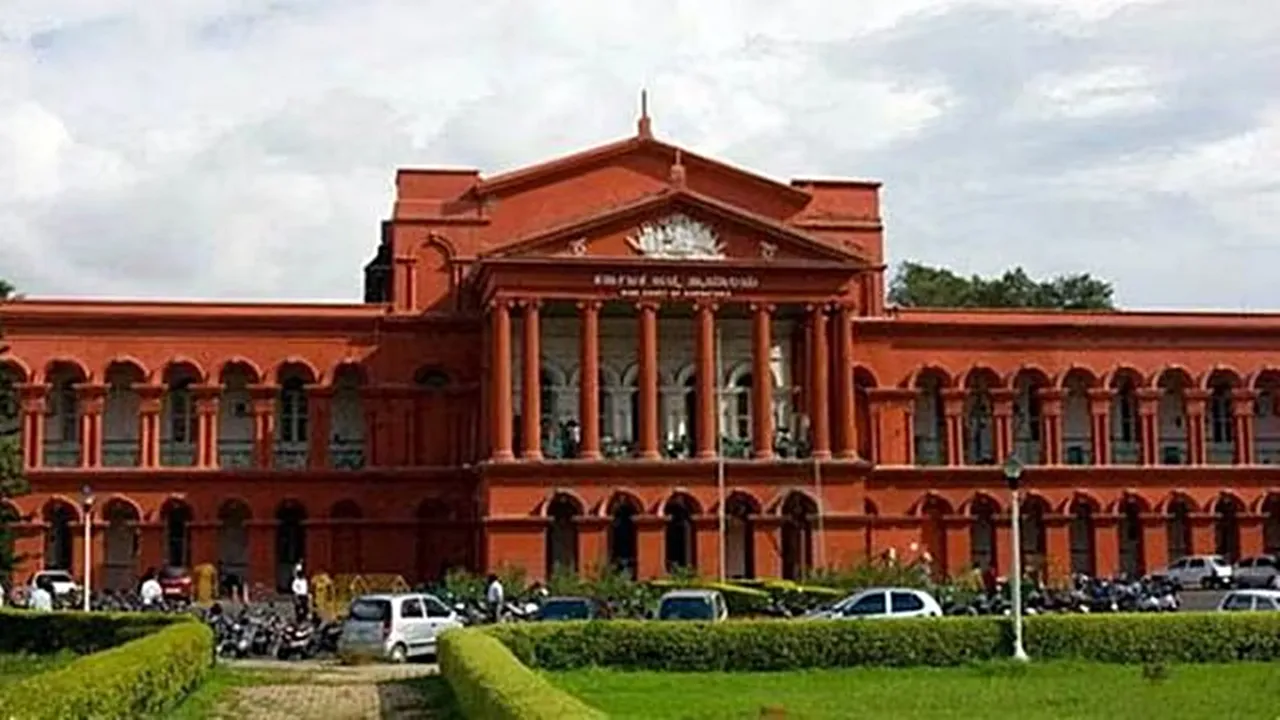  Man slits his throat in front of Karnataka High Court Chief Justice