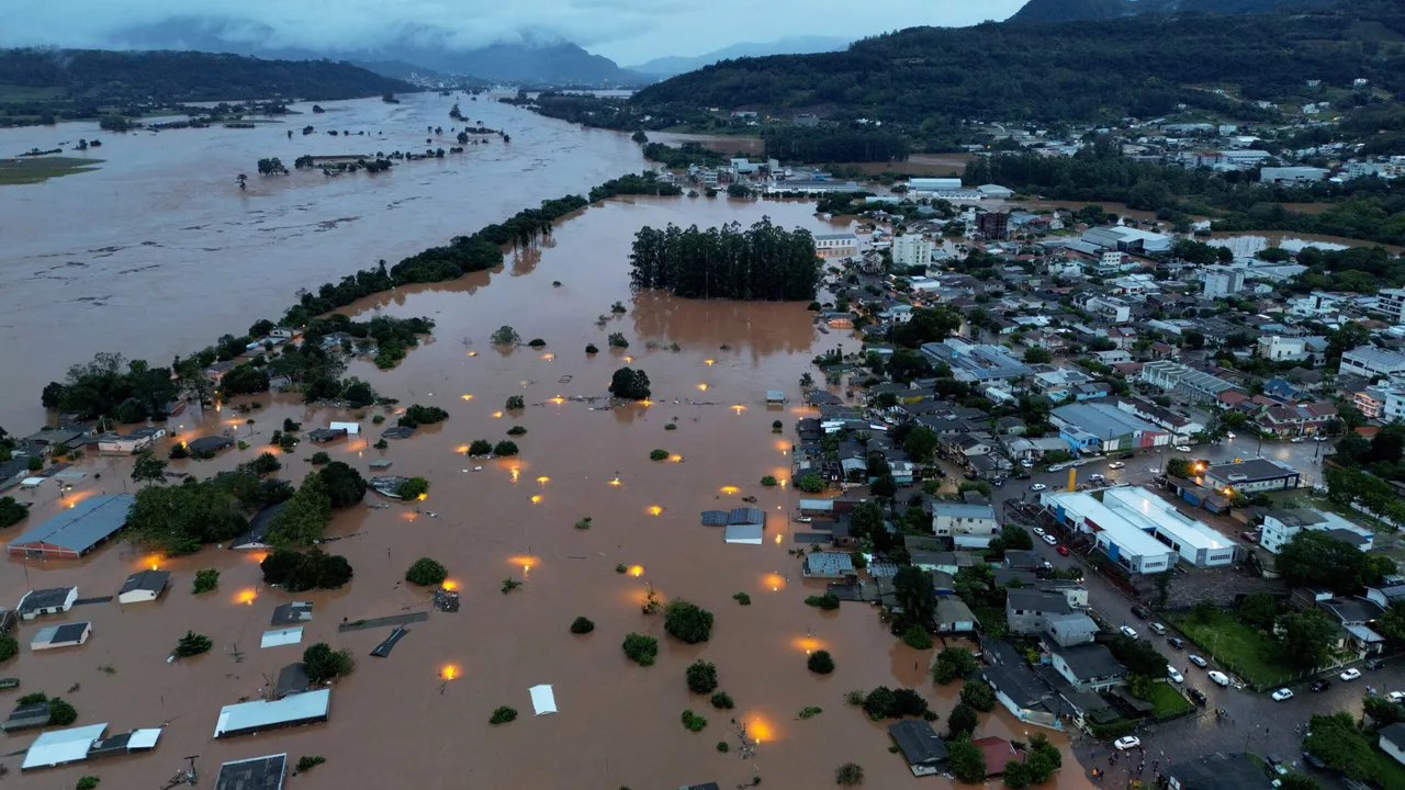  Unprecedented floods cause devastation and paralyze Brazil