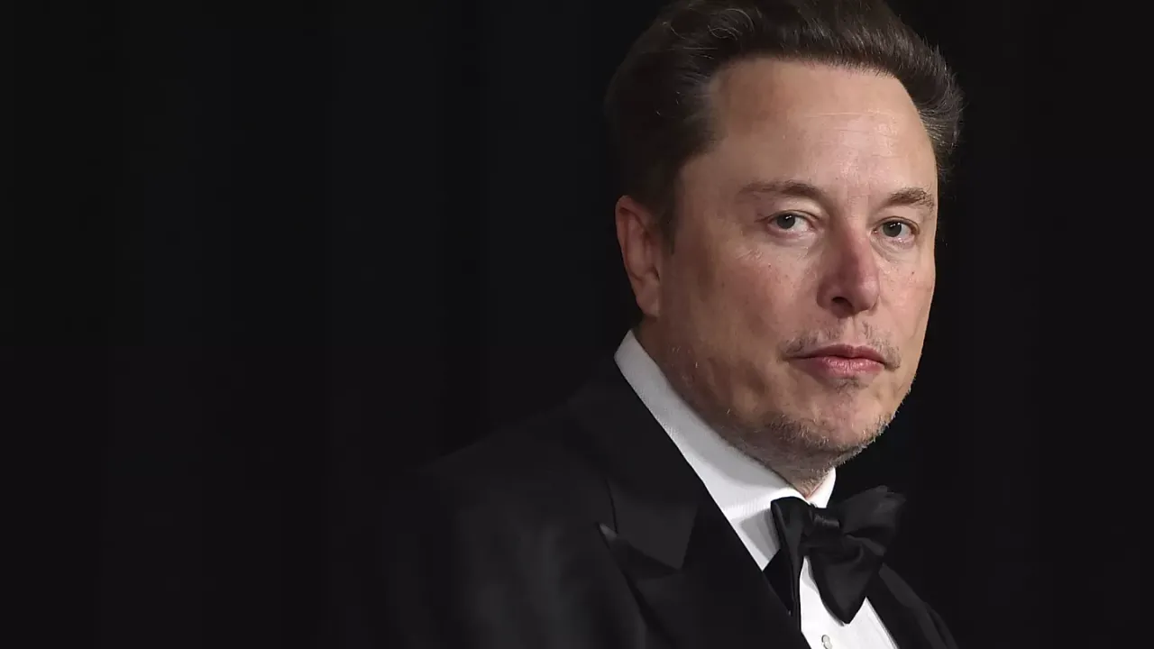  Elon Musk claims to be an alien; Vows to share Alien evidence on social media