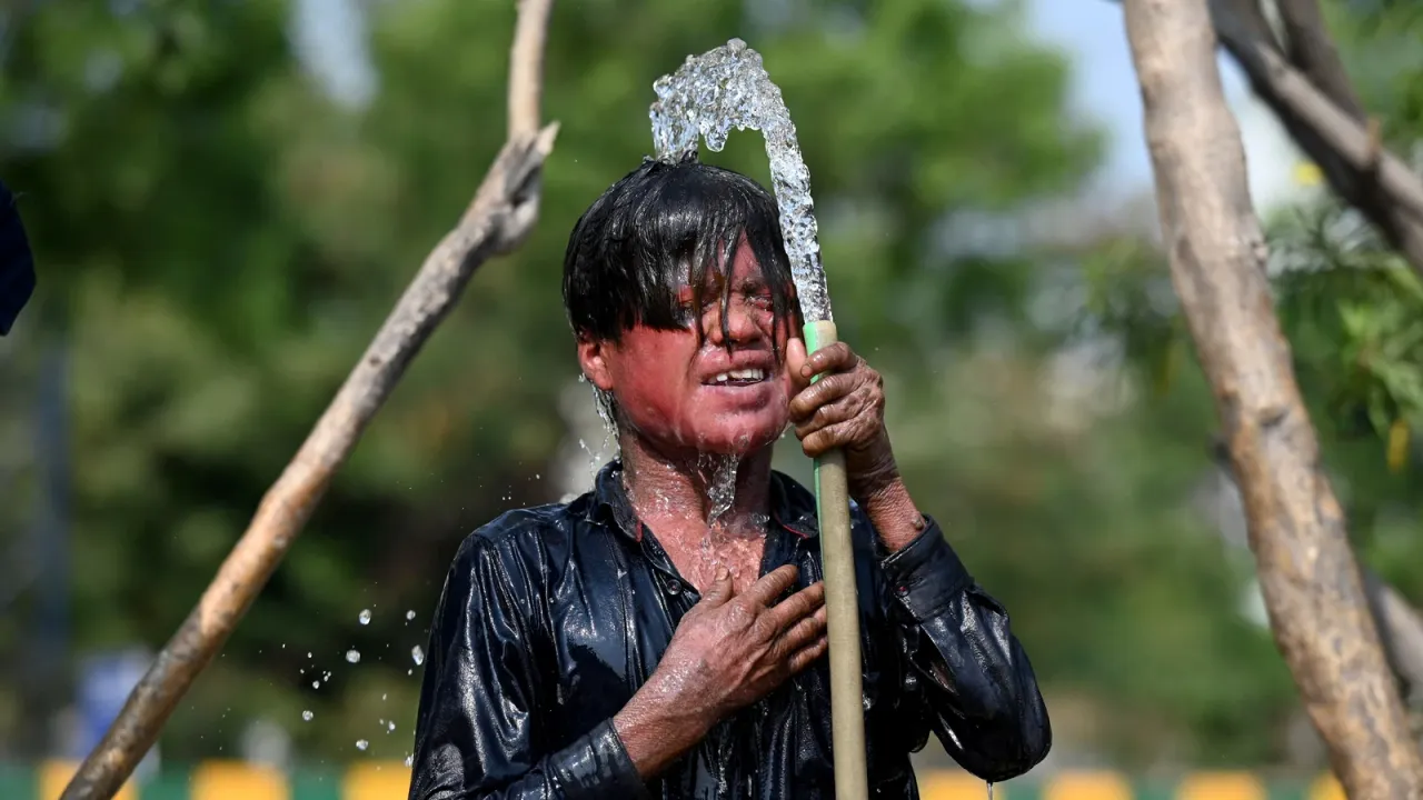  India's capital records hottest day with Delhi temperature reaching 49.9°C