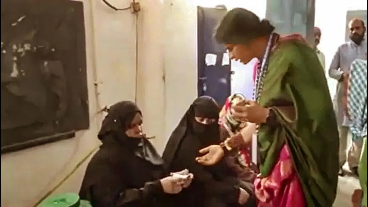  Hyderabad BJP candidate Madhavi Latha asks Muslims to remove burqa for ID verification