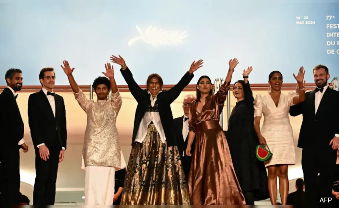  Payal Kapadia's "As We Imagine As Light" awarded 8-minute standing ovation at Cannes 2024