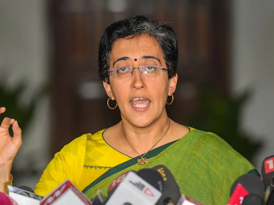  Protest outside Atishi's home for Rs 1000 honorarium for women