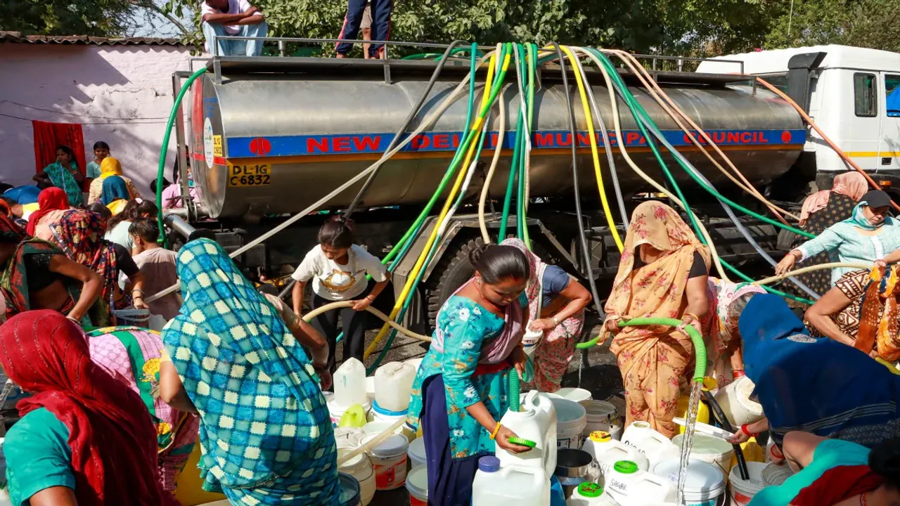  Delhi faces dual crisis : Frequent power cuts during heatwave and water shortage