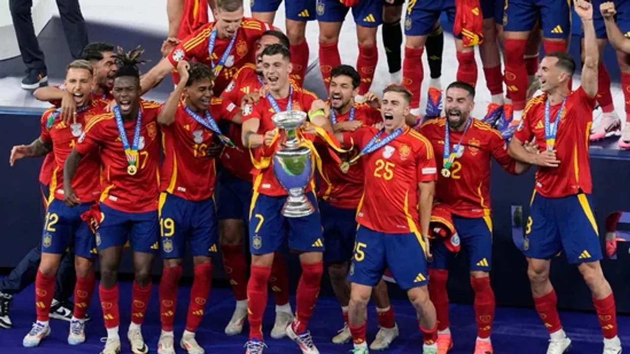  Spain beat England to claim their fourth European title