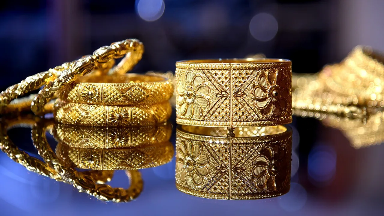  Delhi teen steals gold to impress girlfriend