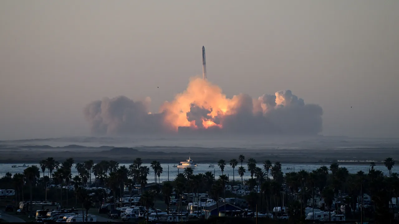  Explosion of starship rocket tears apart the atmosphere, leaving a 2,000-kilometer-wide hole