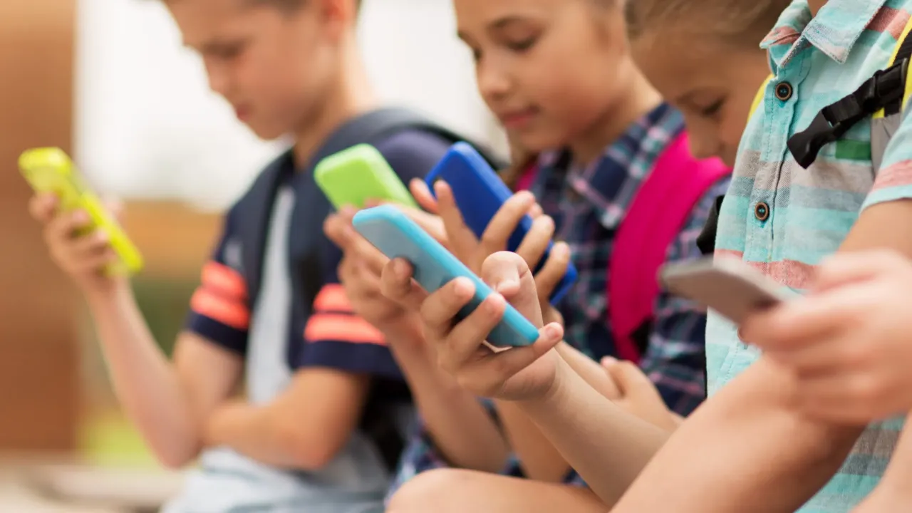  California to ban smartphones in school, Governor passes bill