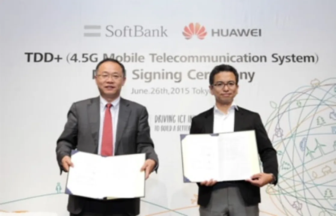 Keiichi Makizono from SoftBank right and David Wang from Huawei Sign the MoU on TDD Cooperation