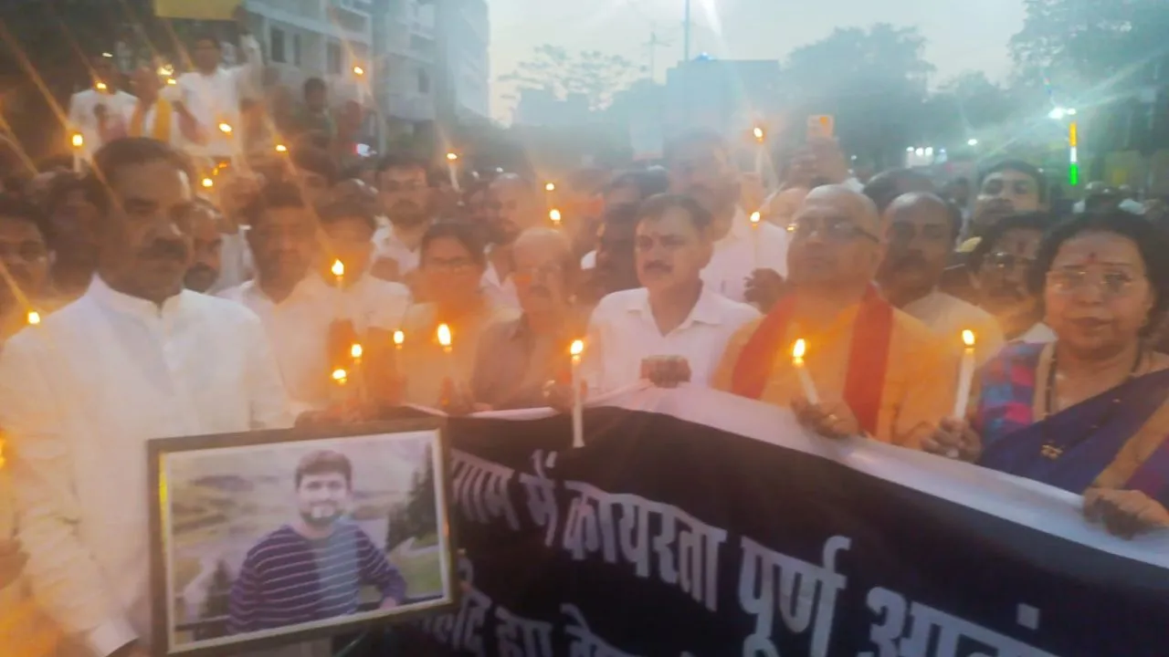 आतंकी हमले में मारे गए शुभम की तस्वीर लेकर कैंडल मार्च निकालते भाजपा के लोग।