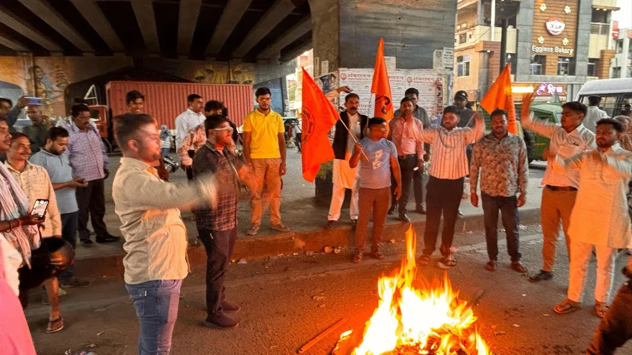 आतंकियों का पुतला फूंकते विद्यार्थी परिषद के कार्यकर्ता।