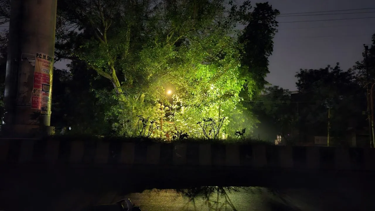 ब्लैकआउट के दौरान हमीरपुर रोड के एन और एस ब्लॉक चौराहे पर जलती रही स्ट्रीट लाइट।