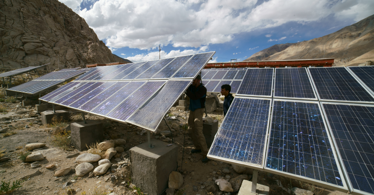 Why Solar Panels Dip in Delhi’s Fog but Work So Well in Ladakh’s ‘Cold’ Sun?