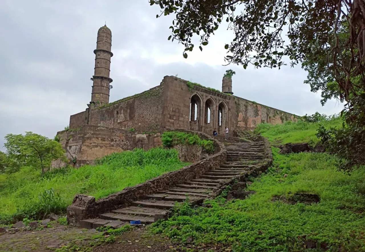 asirgarh-fort-burhanpur-pathway-30stades