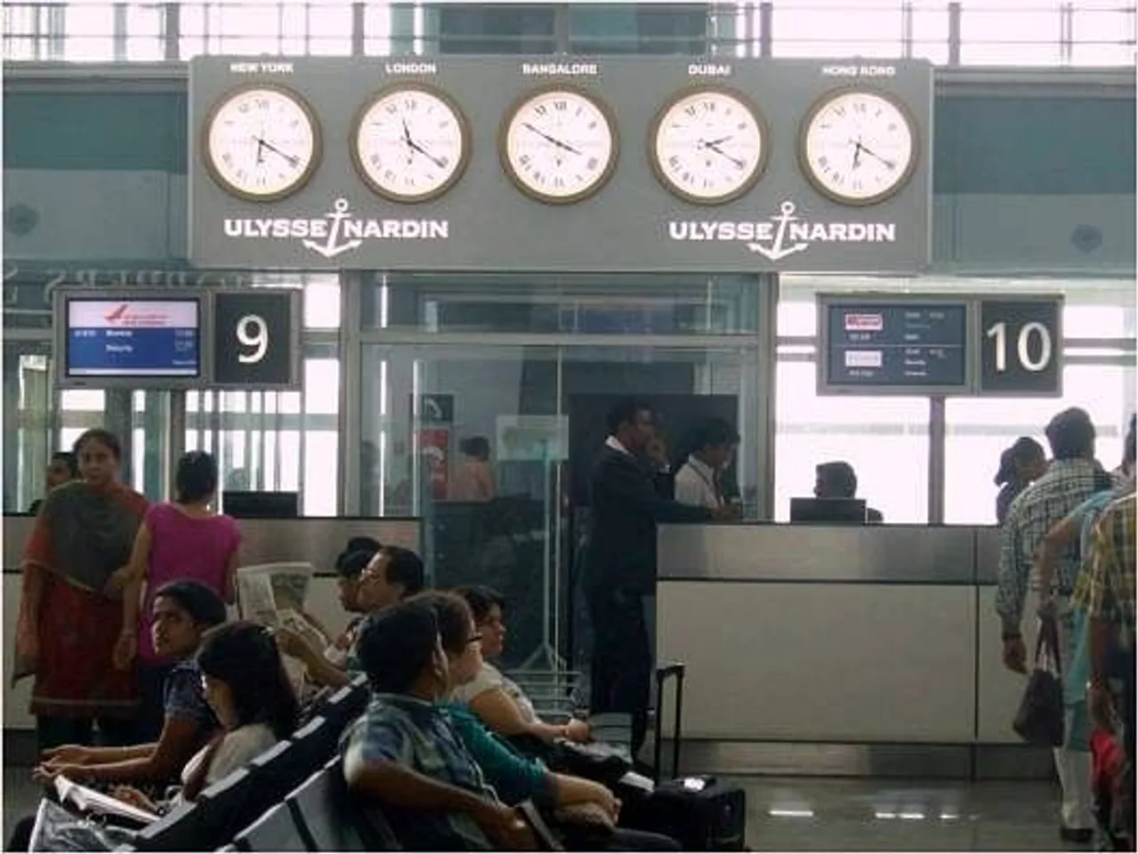 Airport clocks 