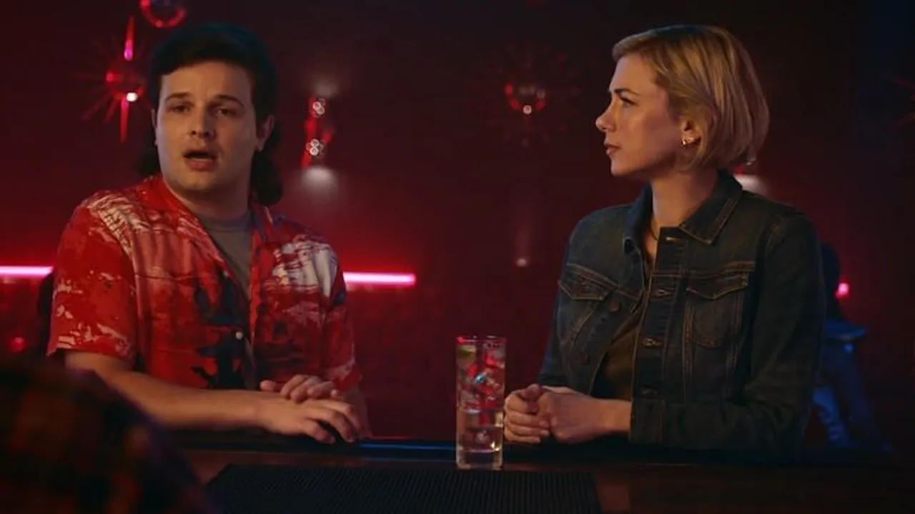 Seagram’s 7 teaches bar-returning folks the right dive bar behaviour in a new campaign