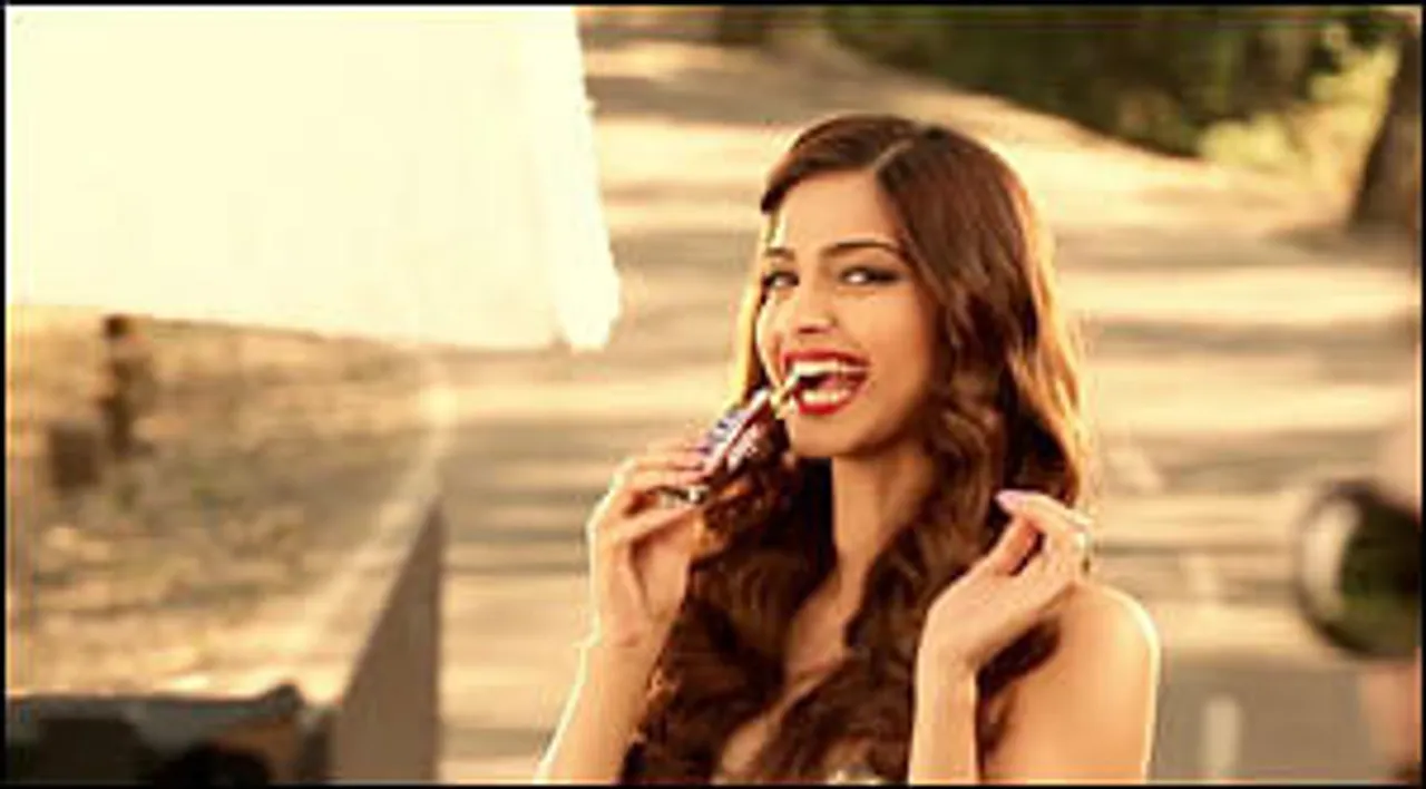 afaqs! Creative Showcase: Sonam Kapoor's Snicker bite