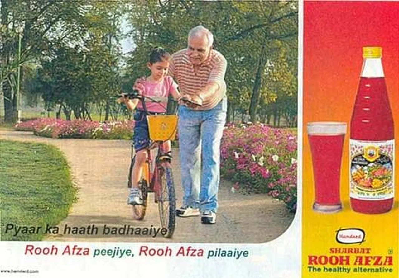 Pyaar ka haath badhaaiyeRooh Afza peejiye, Rooh Afza pilaaiye