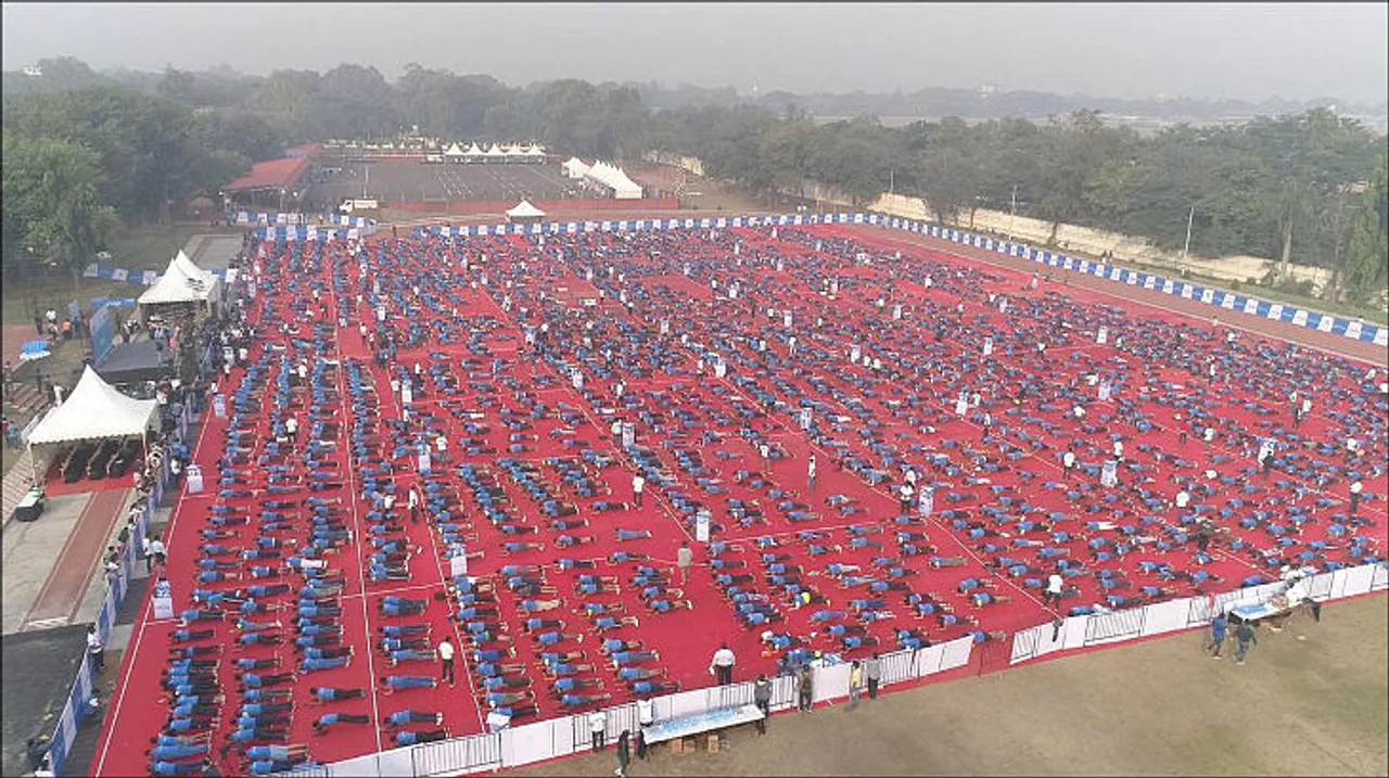 Bajaj Allianz gets 2k+ people to 'plank' in outdoor act