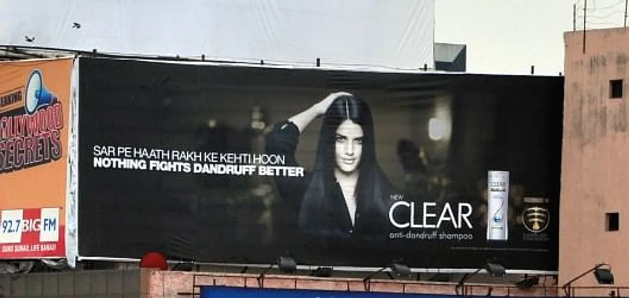 Sar pe haath rakh ke