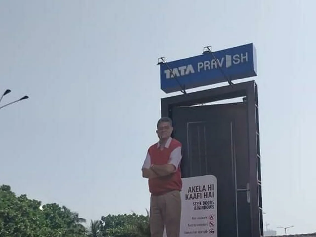 Gajraj Rao and his Tata Pravesh door make a splash at Mumbai’s Worli promenade…