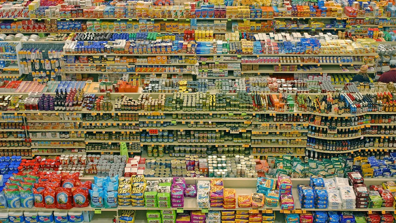 India's retail giants and online players together ensure the supply of essential goods