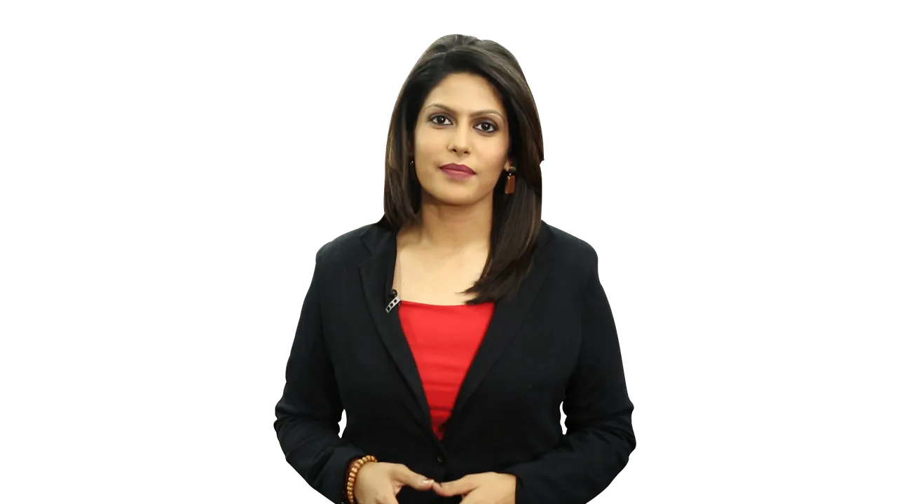 Palki Sharma Upadhyay receives the TV Anchor of the Year award at the IAA Leadership awards 2021