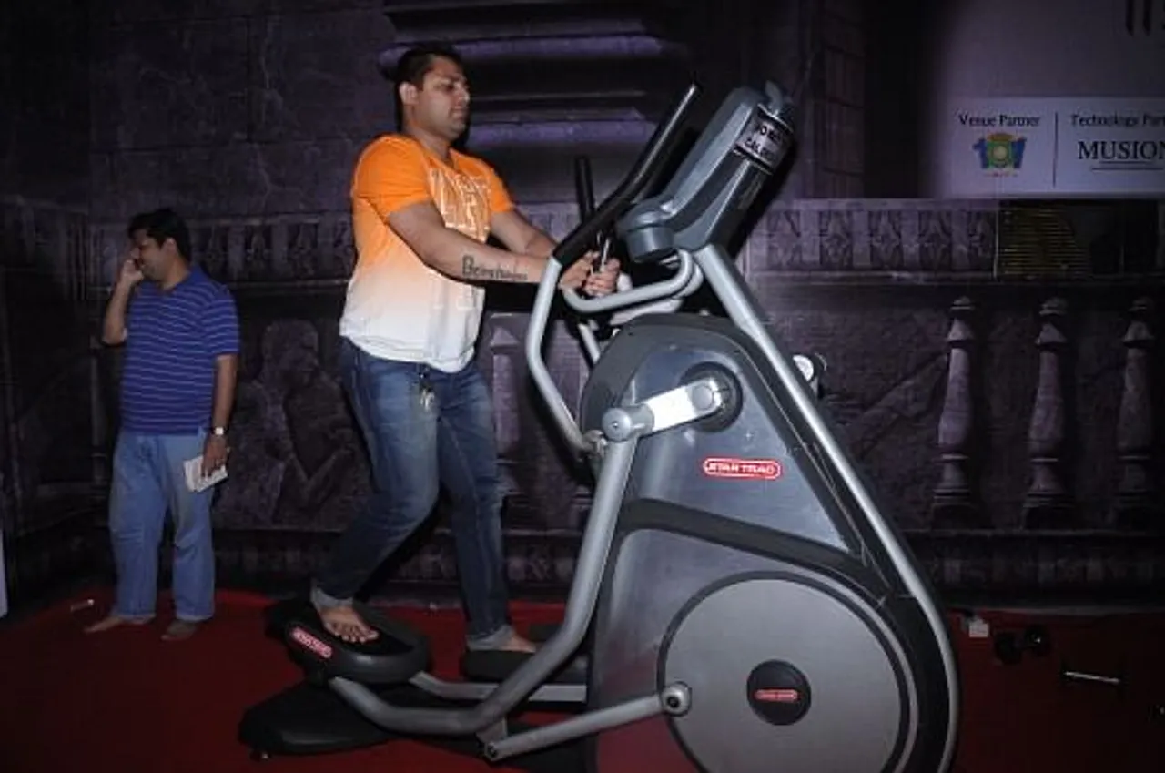 People working out using Gold's gym quipment